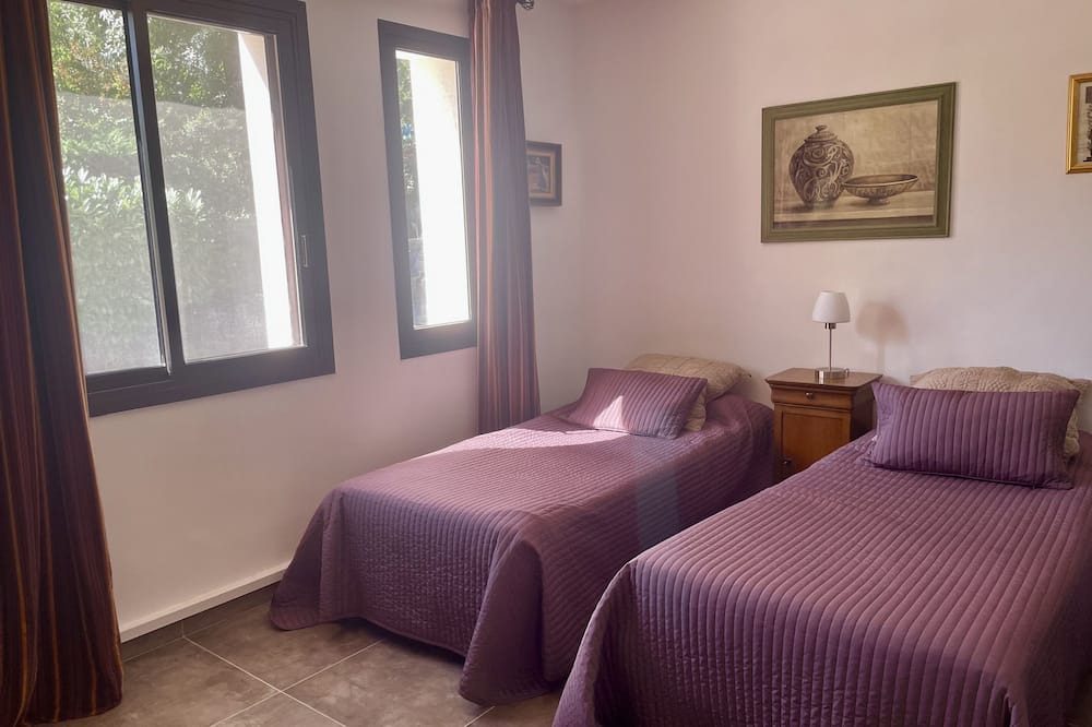 Photo of Bedroom in Chateauneuf-le-Rouge