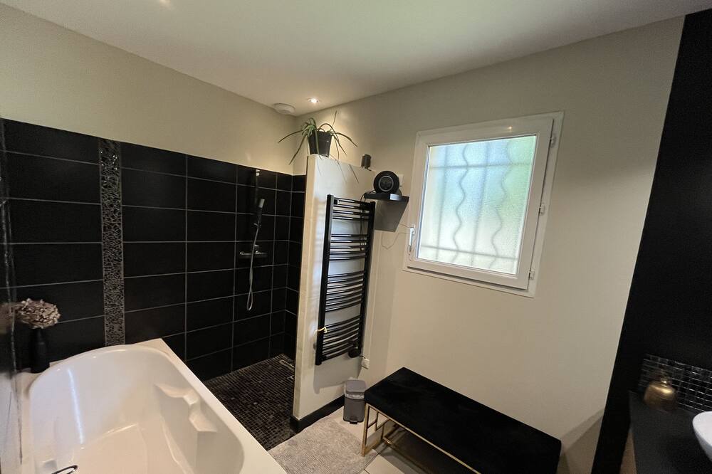 Photo of Bathroom in Leojac