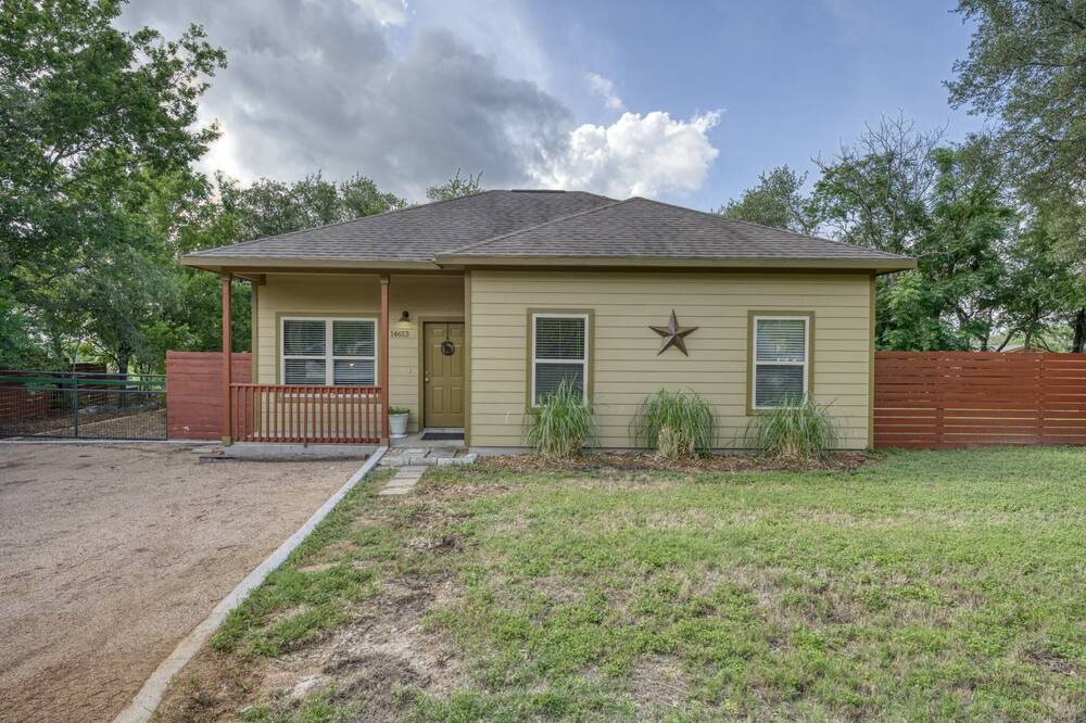 Photo of Bedroom in Apache Shores