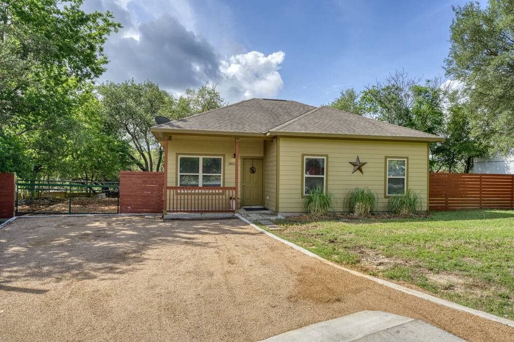 Photo of Bedroom in Apache Shores