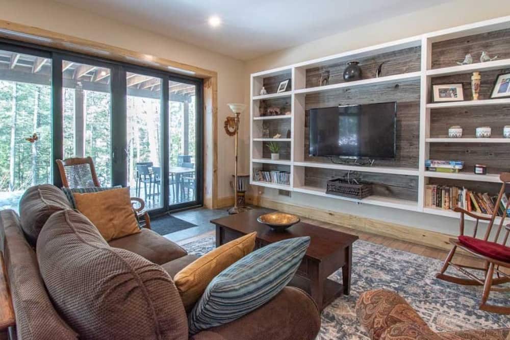 Photo of Livingroom in Kinmount