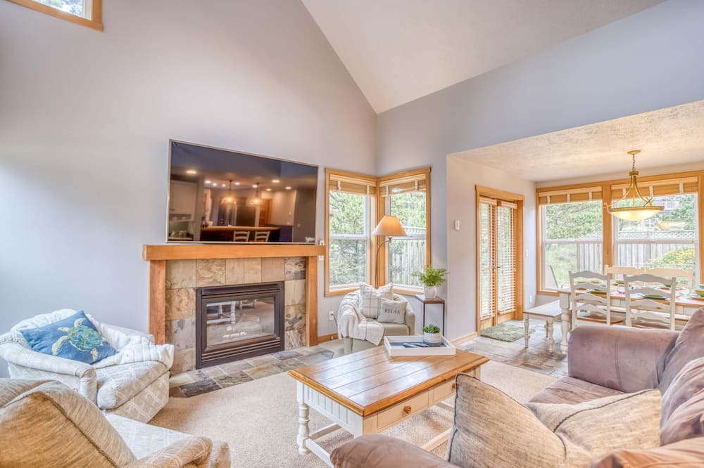 Photo of Livingroom in Kiwanda Shores