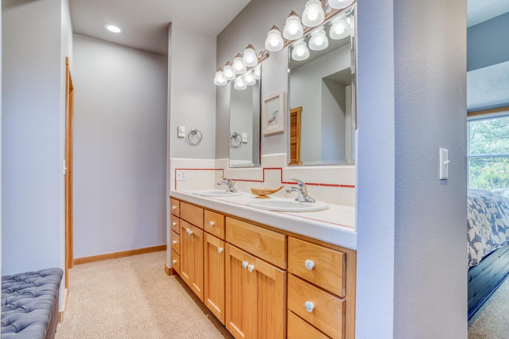Photo of Bathroom in Kiwanda Shores