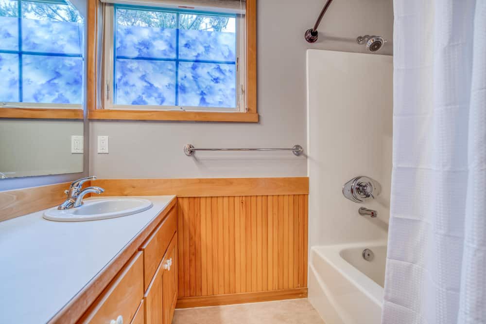 Photo of Bathroom in Kiwanda Shores