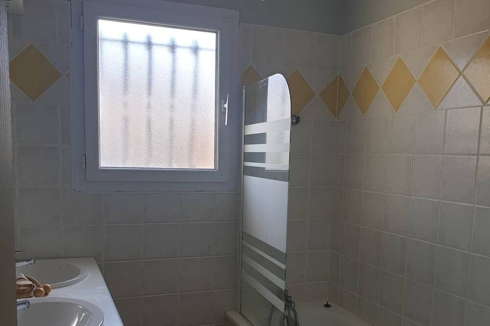 Photo of Bathroom in Montaren-et-Saint-Mediers