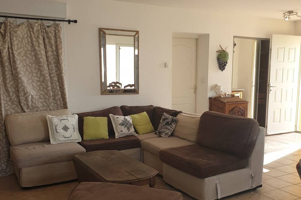 Photo of Livingroom in Montaren-et-Saint-Mediers