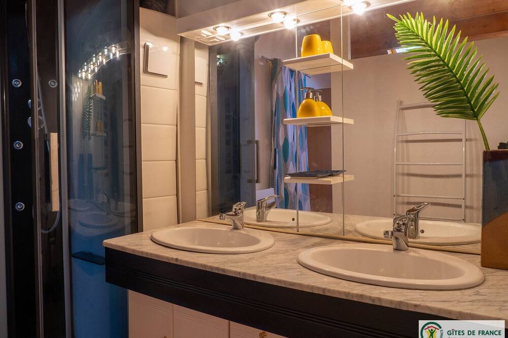 Photo of Bathroom in Villefranche-de-Rouergue