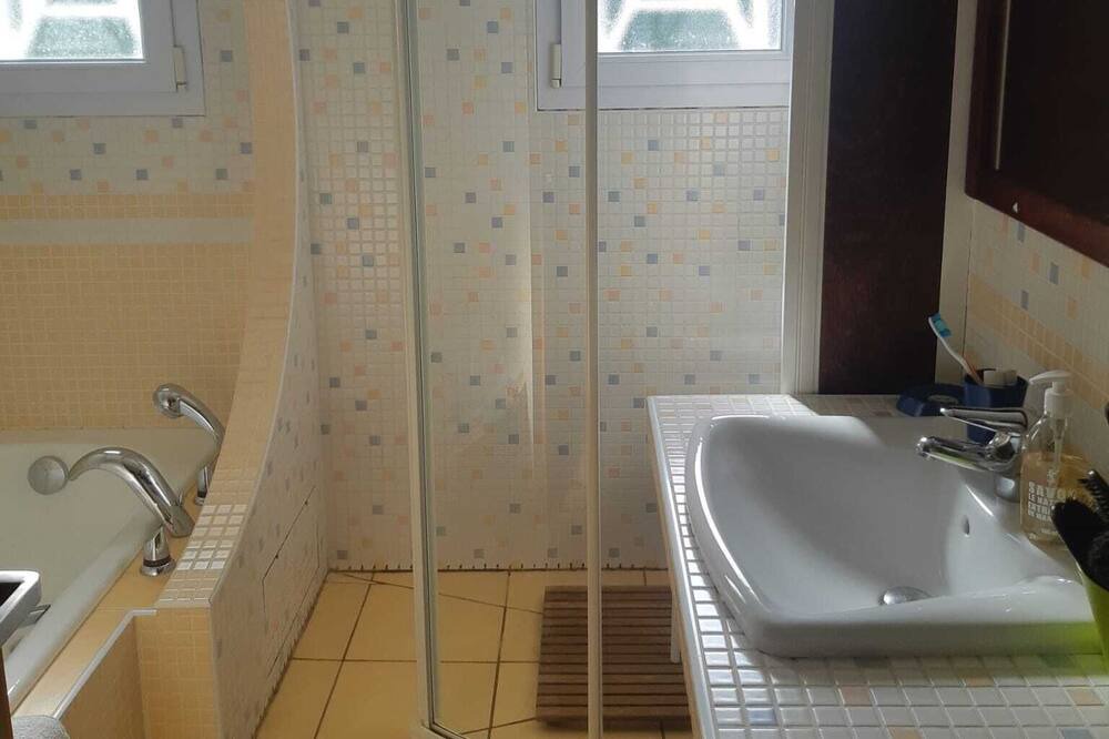 Photo of Bathroom in Saint-Aubin-de-Medoc