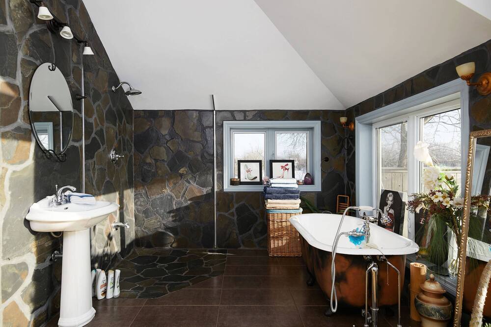 Photo of Bathroom in Pincourt