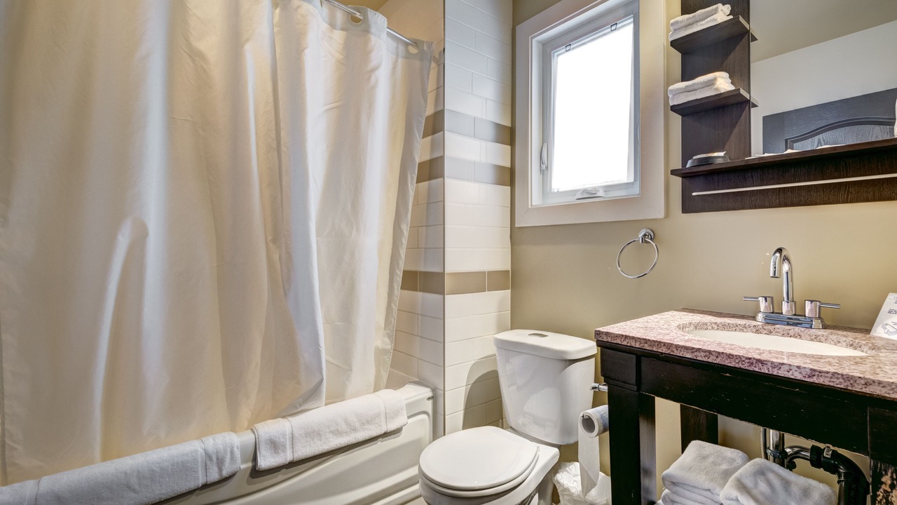 Photo of Bathroom in Cote-Des-Neiges—Notre-Dame-De-Grace