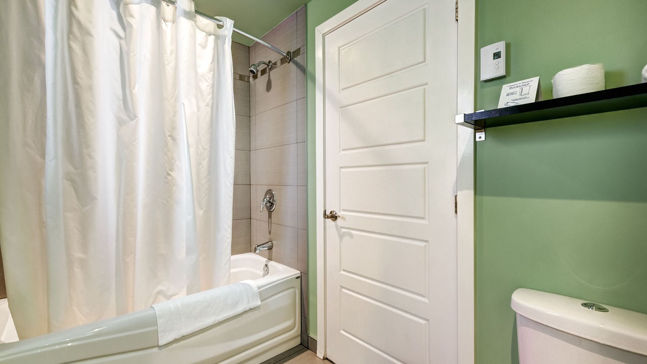 Photo of Bathroom in Cote-Des-Neiges—Notre-Dame-De-Grace