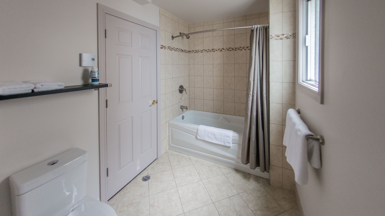 Photo of Bathroom in Cote-Des-Neiges—Notre-Dame-De-Grace