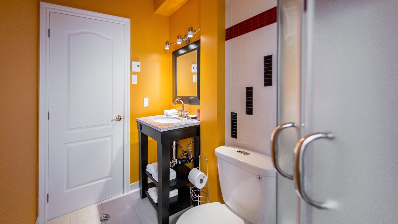 Photo of Bathroom in Cote-Des-Neiges—Notre-Dame-De-Grace