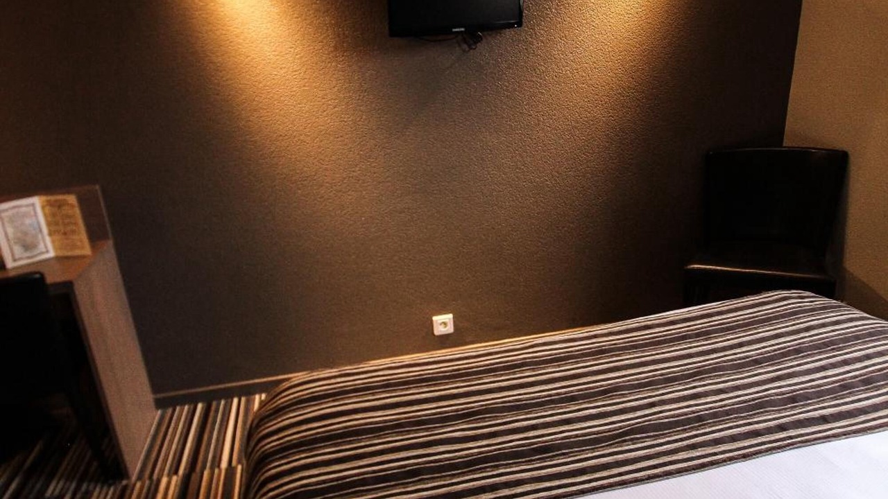Photo of Bedroom in Lens