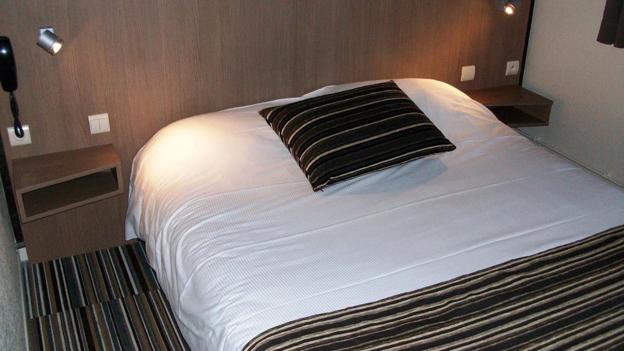 Photo of Bedroom in Lens