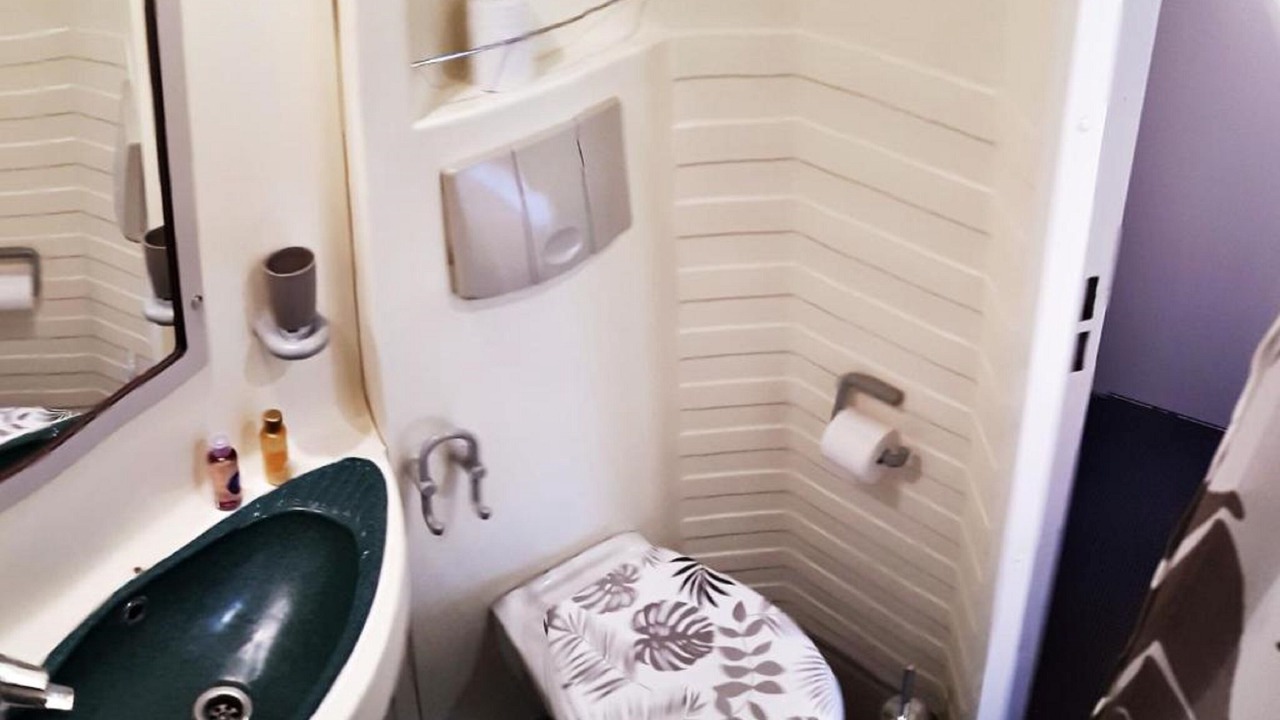 Photo of Bathroom in Saint Tronquet Business Park