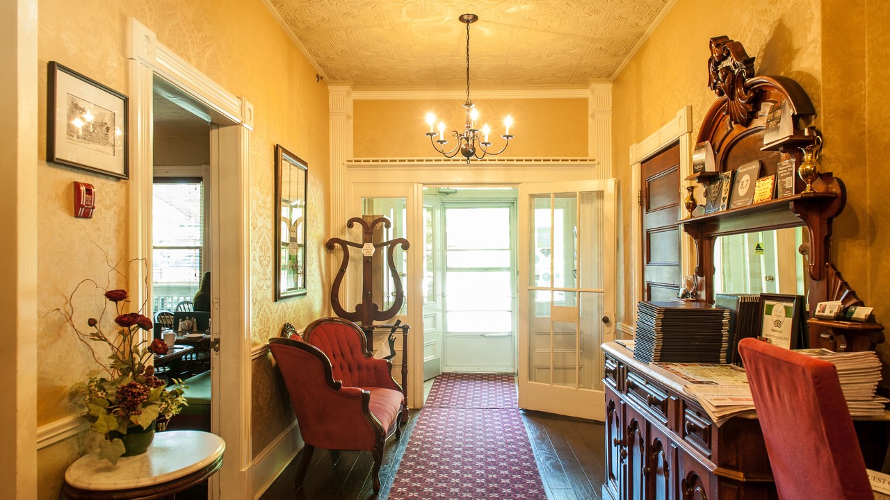 Photo of Others in Queens Square