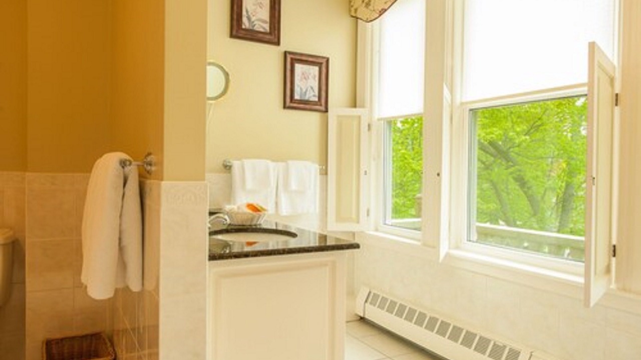 Photo of Bathroom in Queens Square