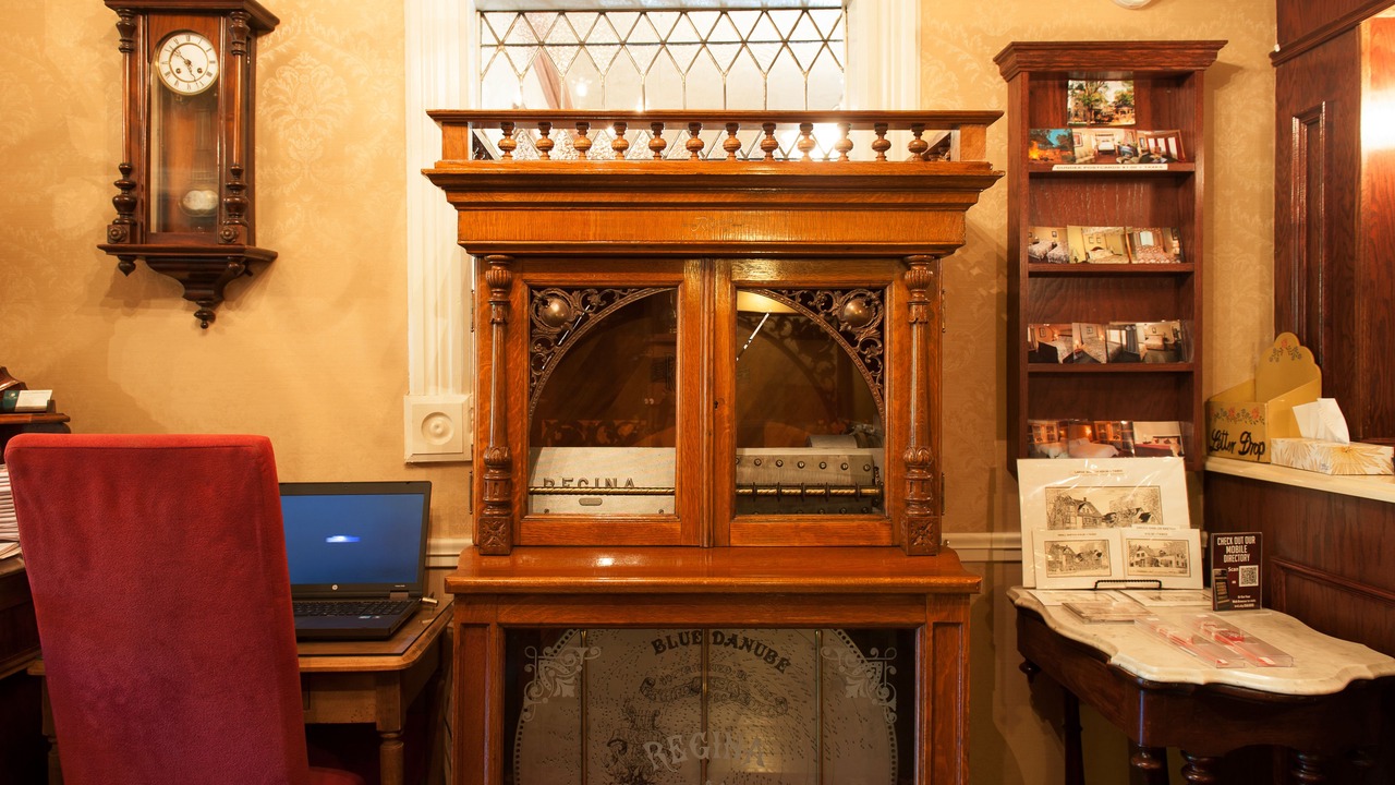 Photo of Others in Queens Square