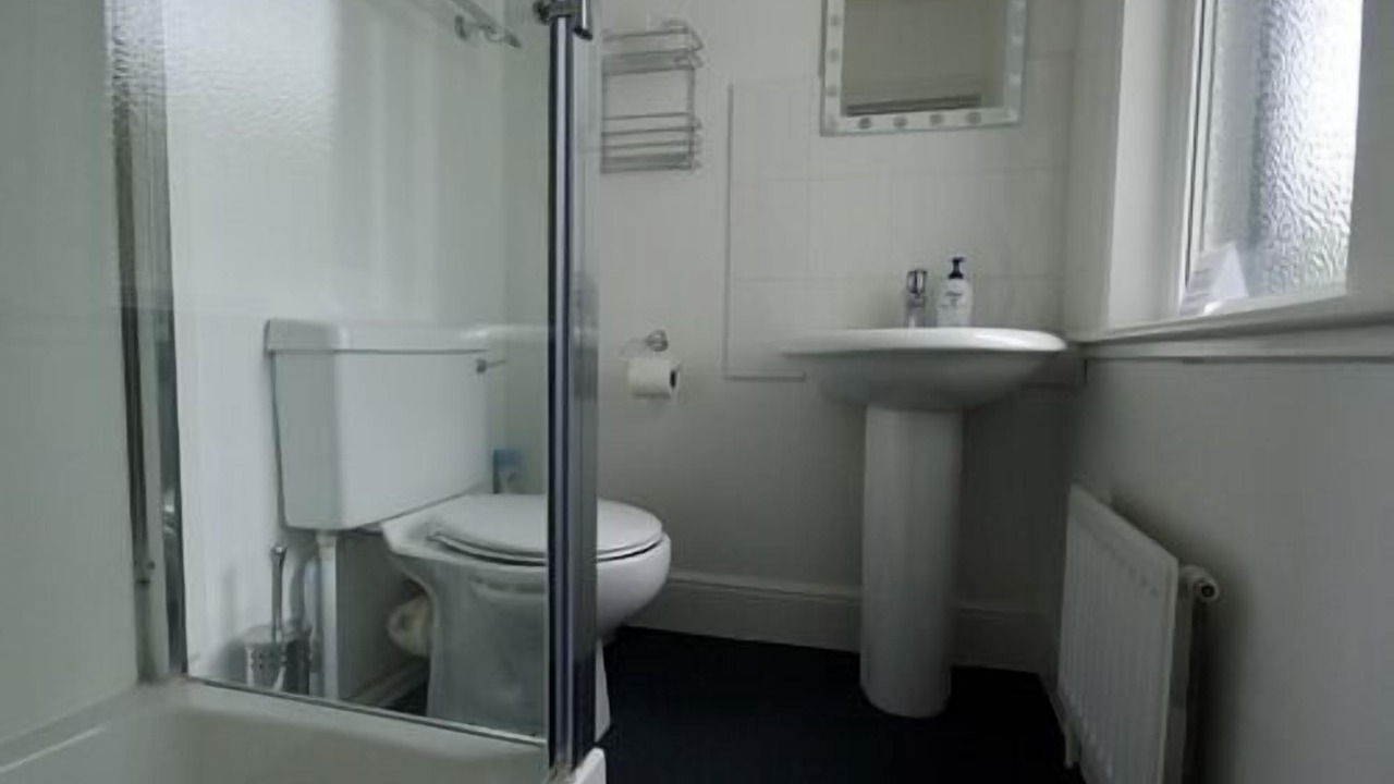 Photo of Bathroom in Maenporth