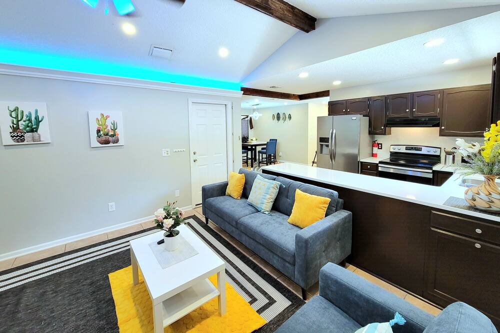 Photo of Livingroom in Westside