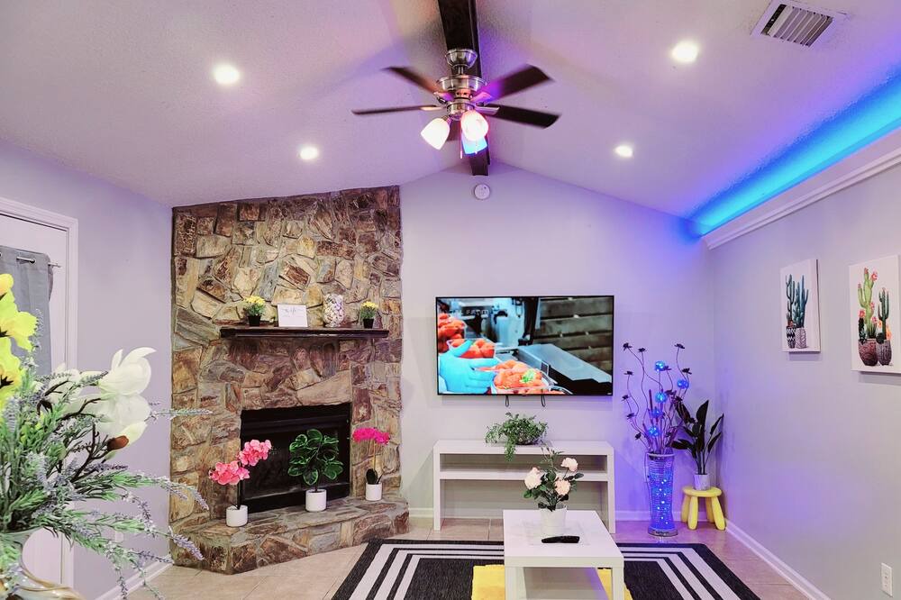 Photo of Livingroom in Westside