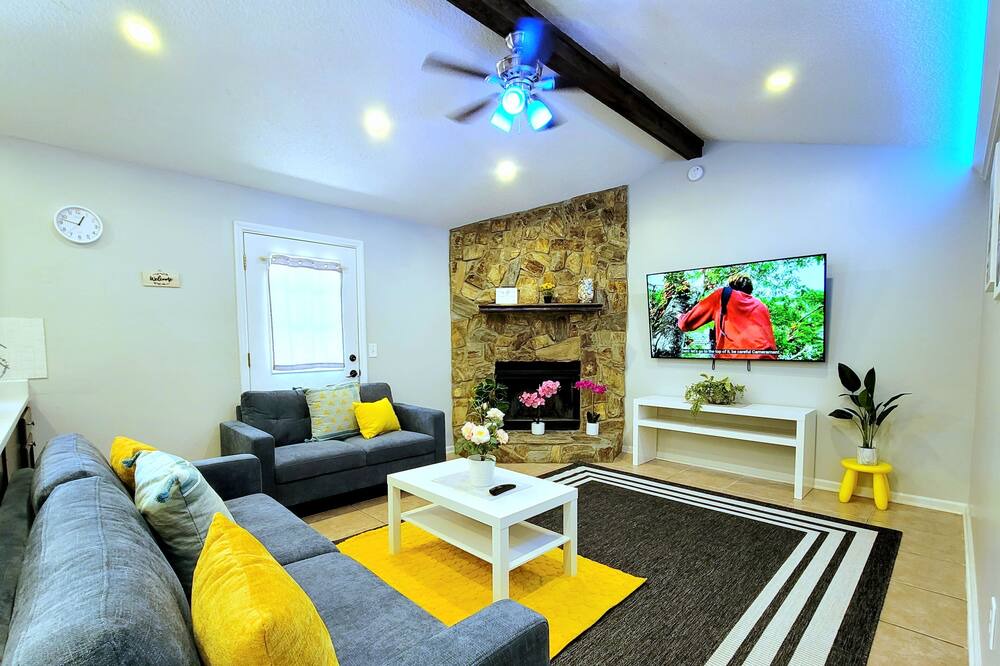 Photo of Livingroom in Westside
