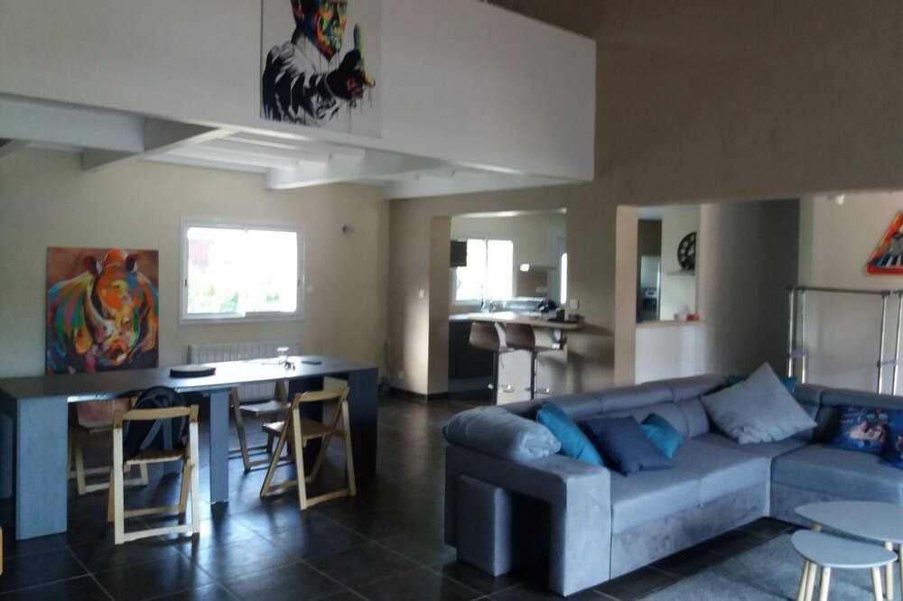 Photo of Livingroom in Saint-Paul-le-Jeune