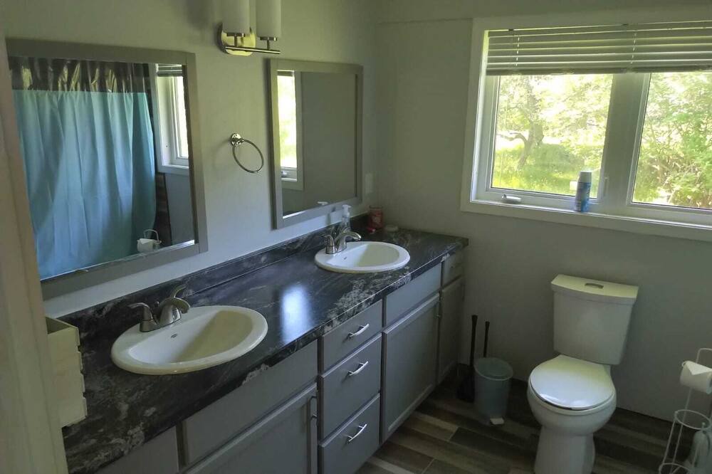 Photo of Bathroom in Howe Island