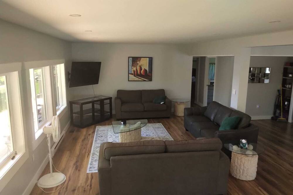Photo of Livingroom in Howe Island