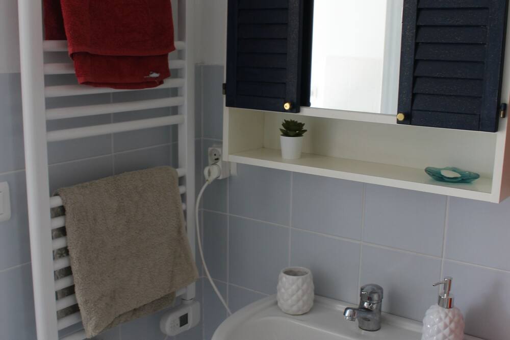 Photo of Bathroom in Druelle Balsac