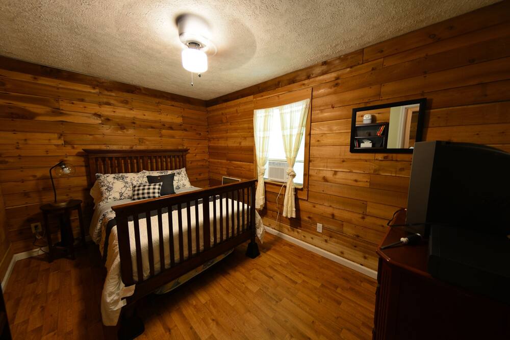 Photo of Bedroom in Tallassee