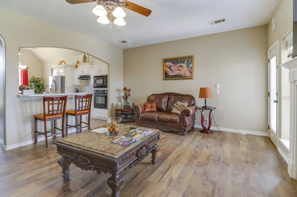 Photo of Livingroom in Broken Arrow