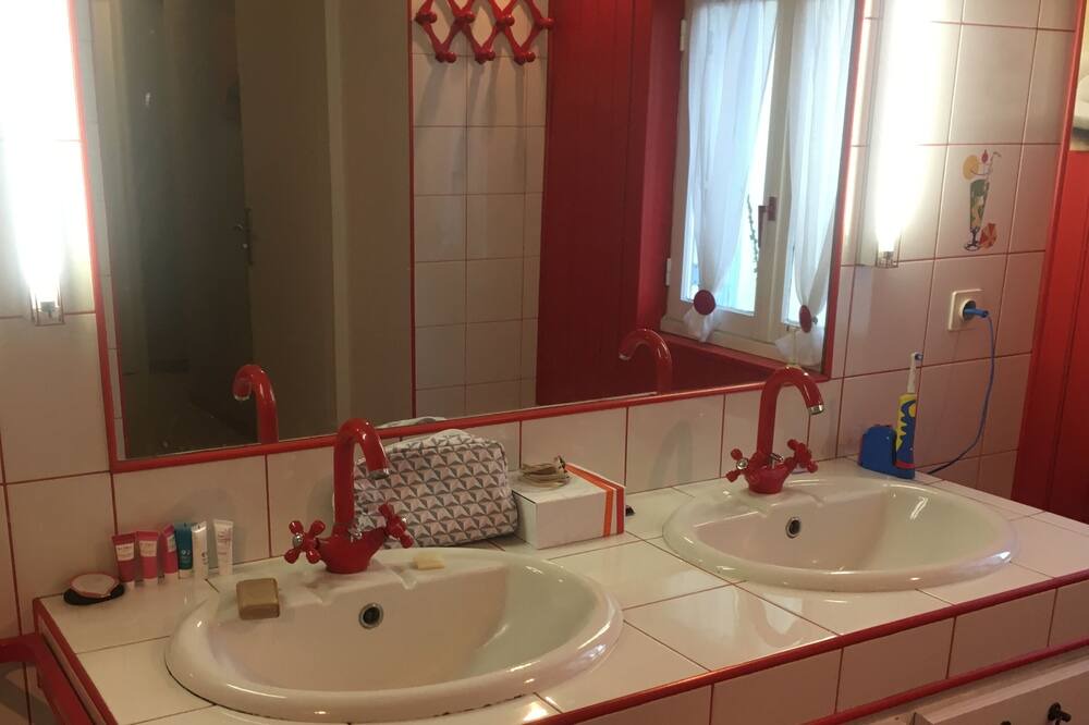Photo of Bathroom in Avrille