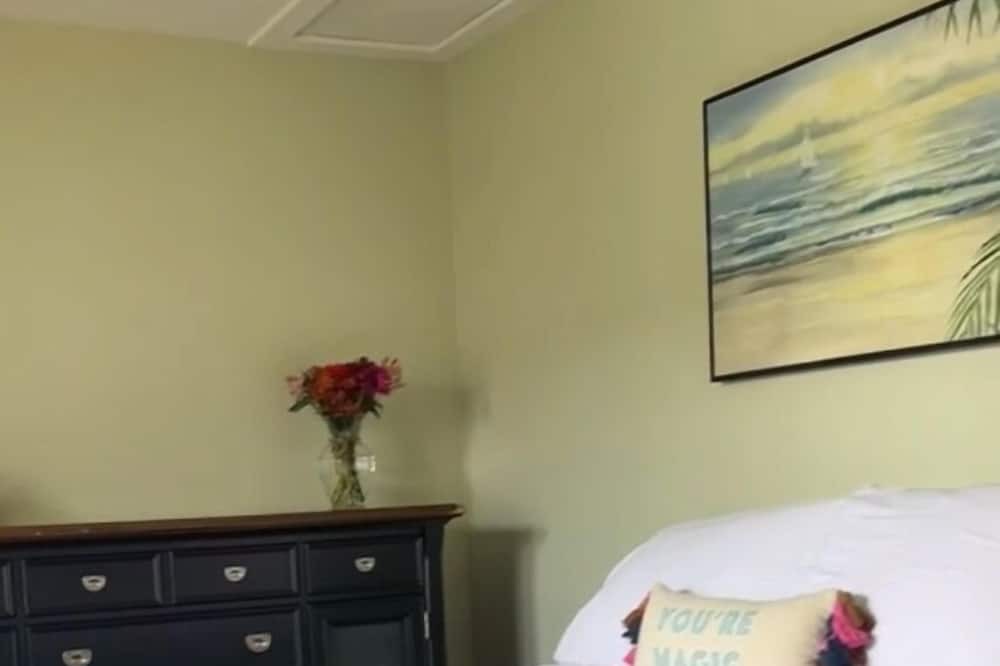 Photo of Bedroom in Islip Terrace