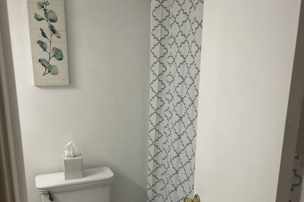 Photo of Bathroom in Lake Worth Corridor