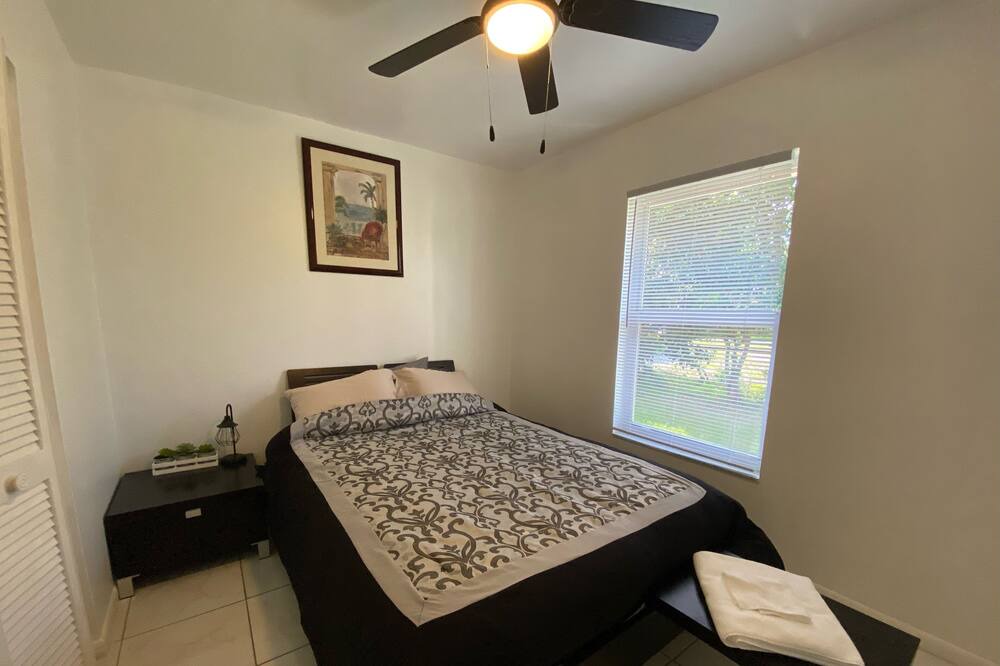 Photo of Bedroom in Lake Worth Corridor
