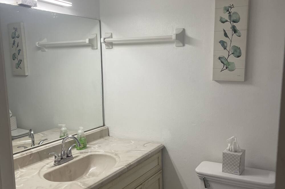 Photo of Bathroom in Lake Worth Corridor