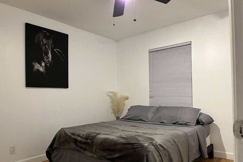 Photo of Bedroom in Lake Worth Corridor