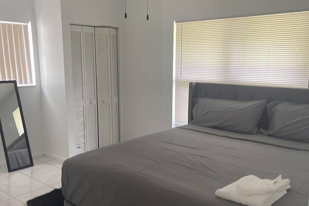 Photo of Bedroom in Lake Worth Corridor