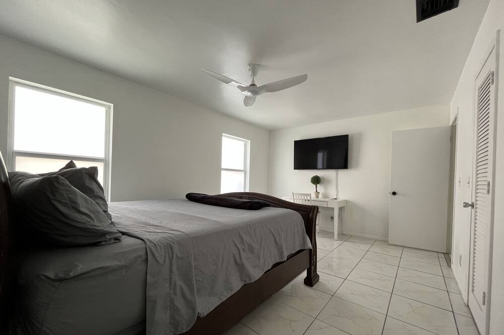 Photo of Bedroom in Lake Worth Corridor
