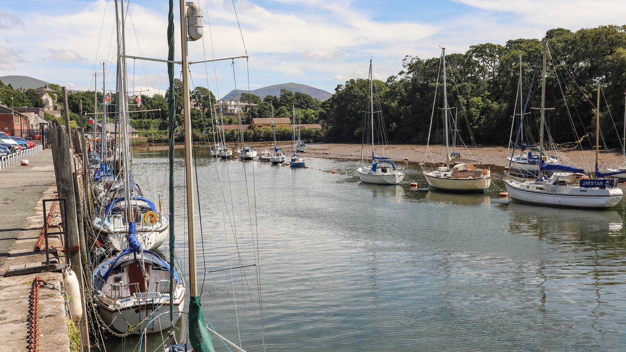 Photo of Others in Bont Newydd