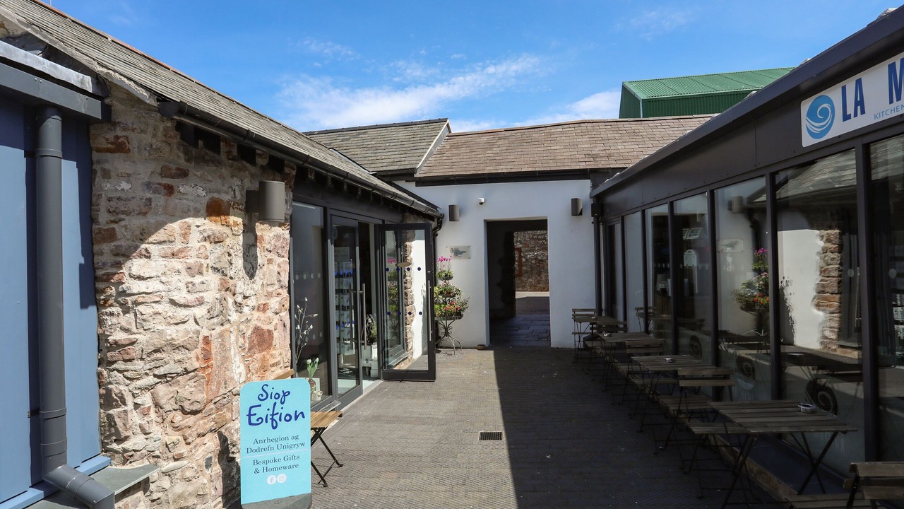 Photo of Others in Bont Newydd