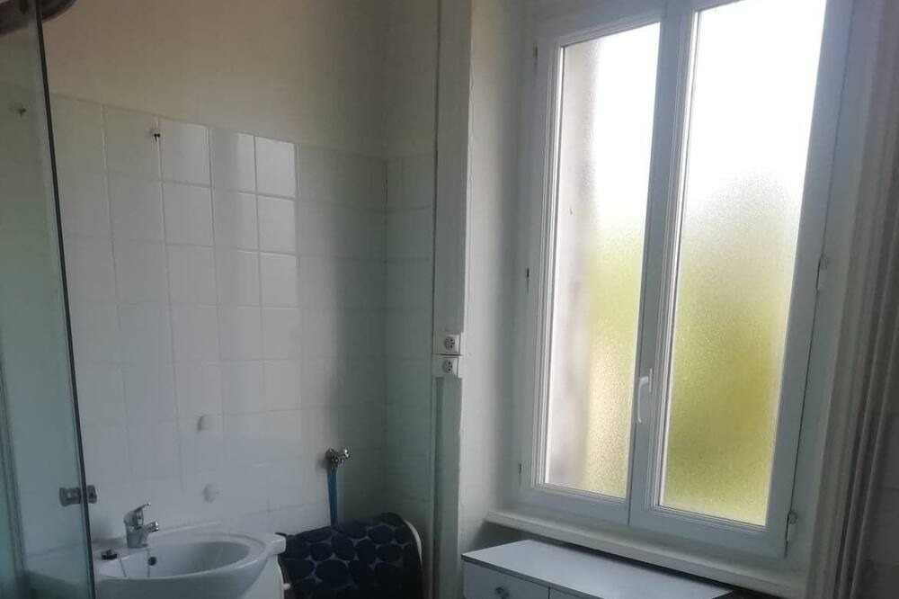 Photo of Bathroom in Poullaouen