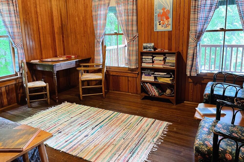 Photo of Livingroom in Raquette Lake