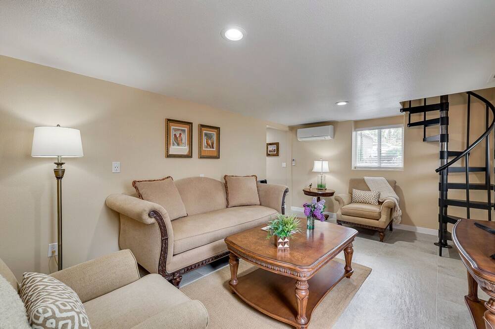 Photo of Livingroom in Manson