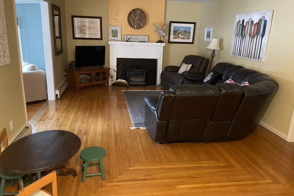 Photo of Livingroom in Town of Amboy