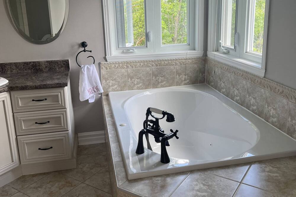 Photo of Bathroom in Grenville-sur-la-Rouge