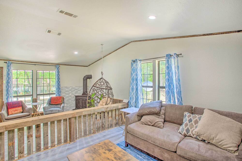 Photo of Livingroom in Quinlan