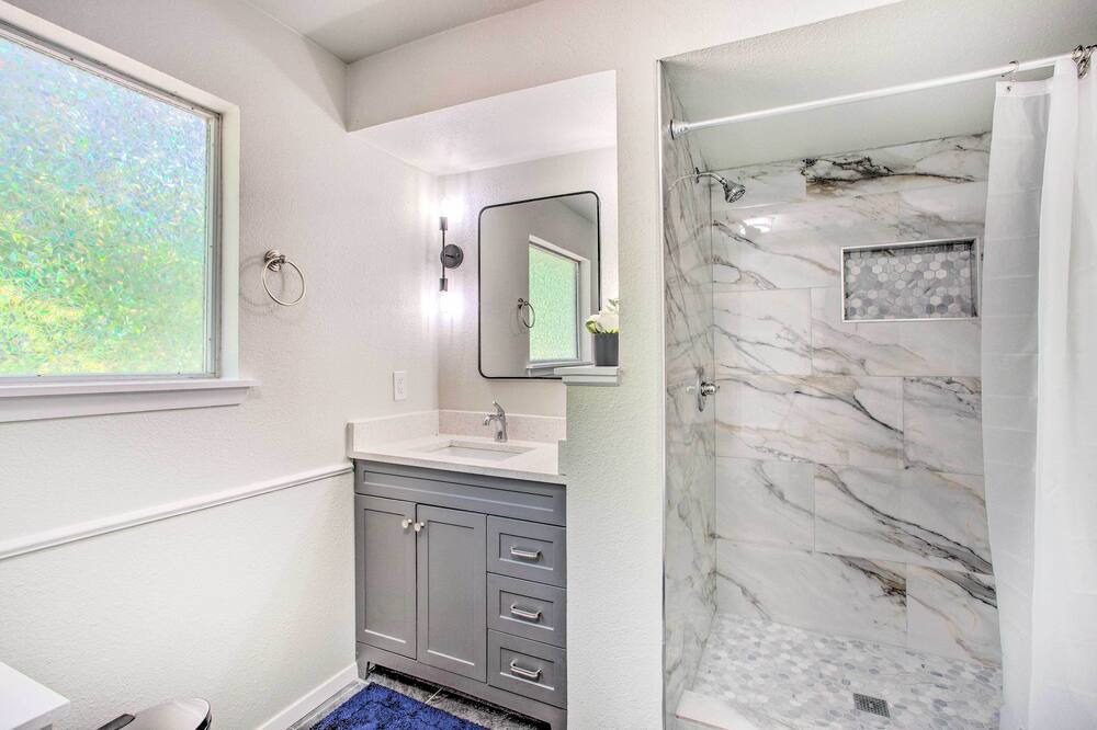 Photo of Bathroom in Quinlan